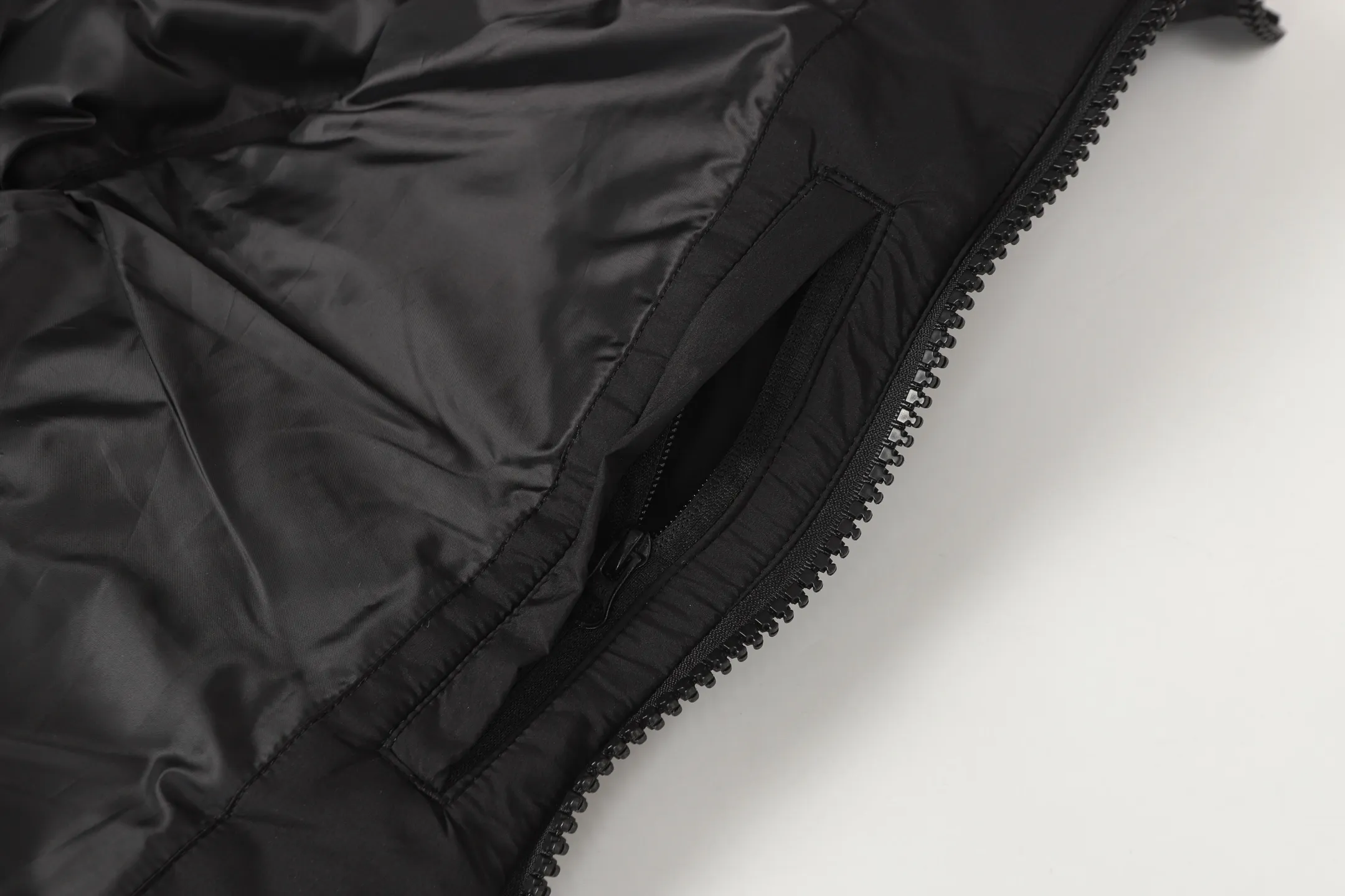 P560 Canada gooes Lawrence down vest (high version) The Lawrence down vest features a durable shell and quilted body, making it a must-have item for all seasons. The fabric has a durable soft touch. Longer hem at back for added protection. Reflective double-stripe grip tape at back. The Lawrence features an engineered down-filled collar to block strong winds, a two-way front zip and a longer rear hem.  Color: black with red label, black with black label, desert color, ocean blue Size: XS-2XL